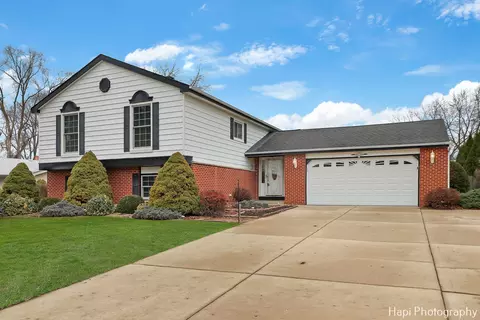 204 Canterbury Dr, Mchenry, IL 60050