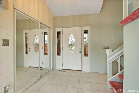 204 Canterbury Dr, Mchenry, IL 60050 photo 3