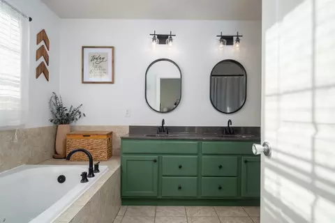 Bath - 2319 Callard Ln, Normal, IL 61761 photo 1 of 4