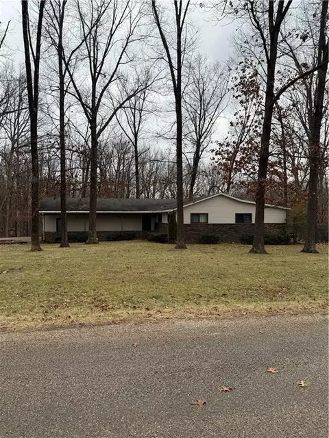 2108 Sarahs Ln, Charleston, IL 61920