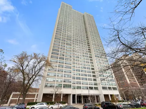 1700 E 56th St #1805, Chicago, IL 60637