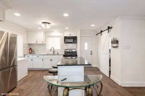 Kitchen - 736 E 155th Pl, Phoenix, IL 60426 photo 1 of 3