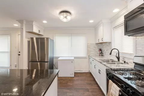 Kitchen - 736 E 155th Pl, Phoenix, IL 60426 photo 3 of 3