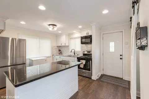 Kitchen - 736 E 155th Pl, Phoenix, IL 60426 photo 2 of 3
