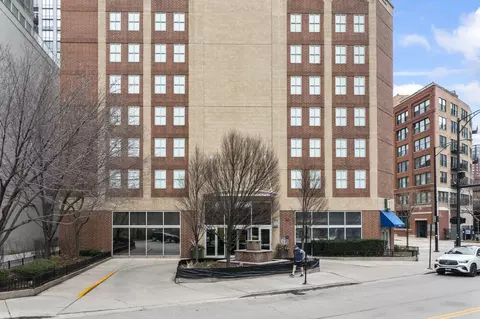 645 N Kingsbury St #2504, Chicago, IL 60654