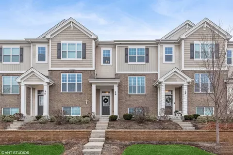 28 E Heritage Ct, Arlington Heights, IL 60004
