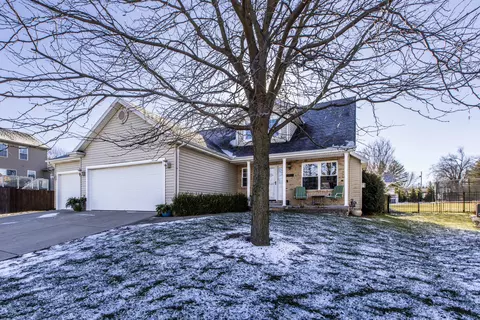 2604 Grey Fox Trl, Bloomington, IL 61705