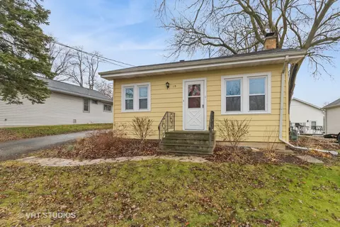 19 S Lake Ave, Fox Lake, IL 60020