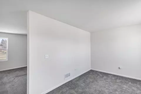 Living - 916 Sharp Dr, Plano, IL 60545 photo 3 of 5