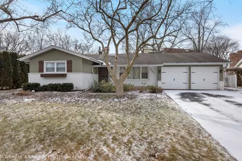6606 Blackstone Dr, Downers Grove, IL 60516