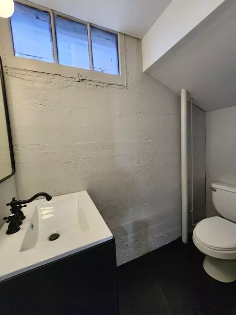 Bath - 444 Raymond St, Elgin, IL 60120 photo 5 of 5