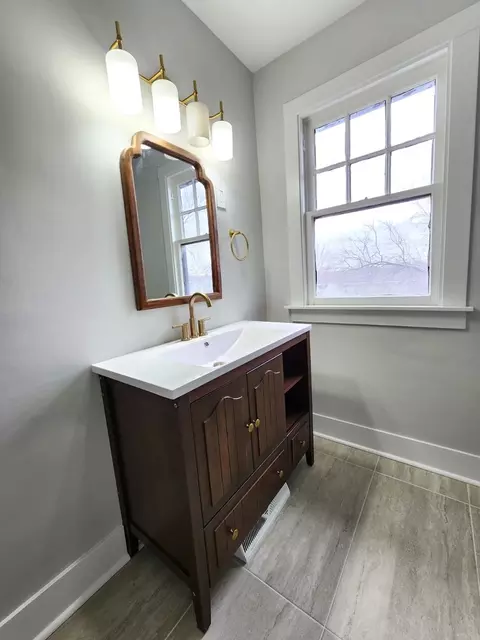 Bath - 444 Raymond St, Elgin, IL 60120 photo 1 of 5