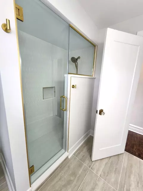 Bath - 444 Raymond St, Elgin, IL 60120 photo 2 of 5