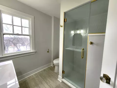 Bath - 444 Raymond St, Elgin, IL 60120 photo 4 of 5