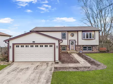 519 Waterford Dr, Lindenhurst, IL 60046