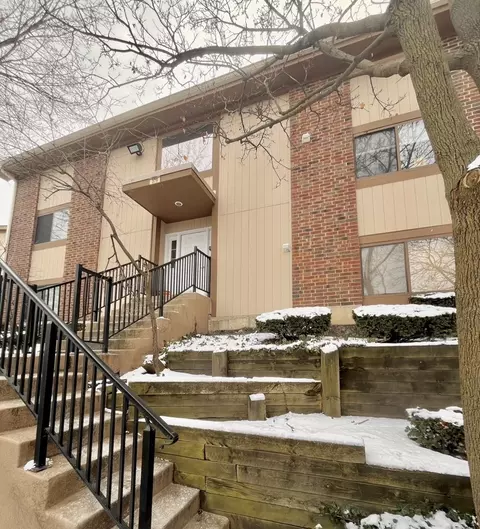 379 Wilmington Dr #B, Bartlett, IL 60103