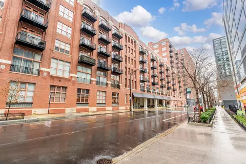 360 W Illinois St #3E, Chicago, IL 60654