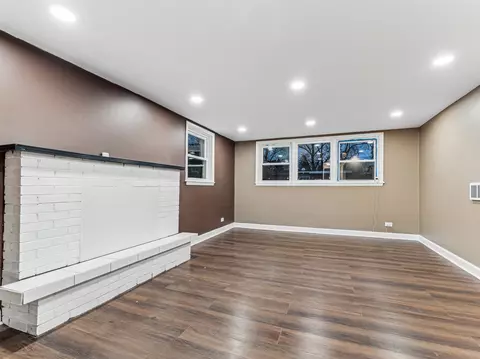 Living - 17110 Whitman Ave, Hazel Crest, IL 60429 photo 6 of 7