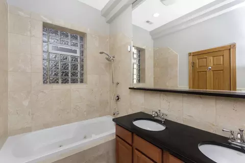 Bath - 529 E 46th Pl #2, Chicago, IL 60653 photo 1 of 2