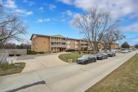 940 Beau Dr #303, Des Plaines, IL 60016