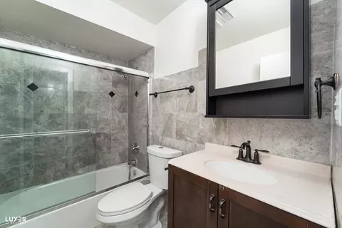 Bath - 9340 Hamilton Ct #E, Des Plaines, IL 60016 photo 2 of 2