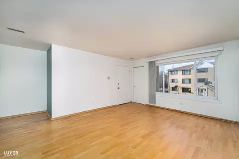 Living - 9340 Hamilton Ct #E, Des Plaines, IL 60016 photo 3 of 4