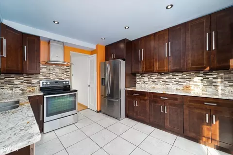 Kitchen - 9340 Hamilton Ct #E, Des Plaines, IL 60016 photo 1 of 5