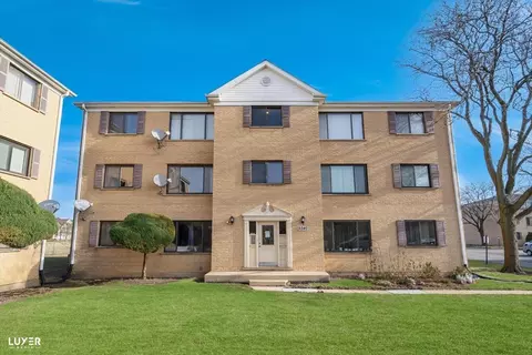 9340 Hamilton Ct #E, Des Plaines, IL 60016