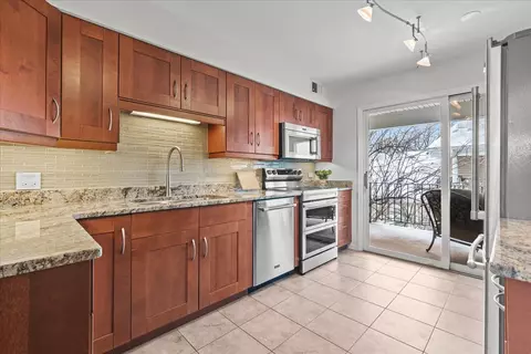Kitchen - 9 Harborside Dr, Northbrook, IL 60062 photo 1 of 2