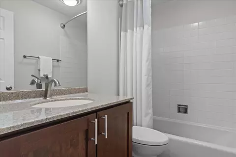 Bath - 9 Harborside Dr, Northbrook, IL 60062 photo 2 of 3