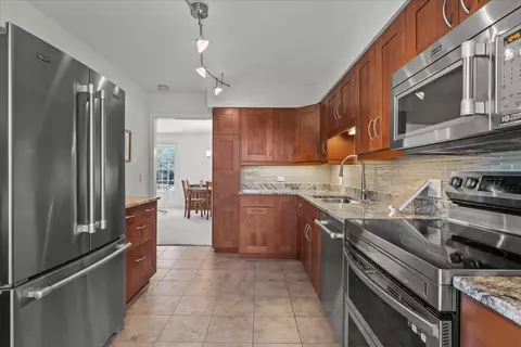 Kitchen - 9 Harborside Dr, Northbrook, IL 60062 photo 2 of 2