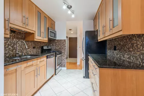 Kitchen - 1500 Sandstone Dr #210, Wheeling, IL 60090 photo 2 of 2