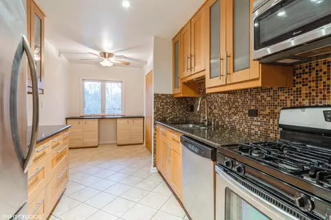 Kitchen - 1500 Sandstone Dr #210, Wheeling, IL 60090 photo 1 of 2