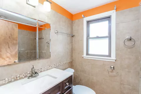 Bath - 9922 S Malta Ave, Chicago, IL 60643 photo 1 of 2