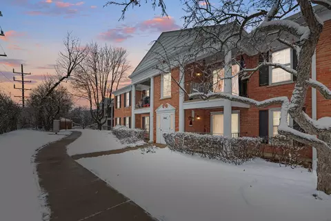 565 Shorely Dr #102, Barrington, IL 60010