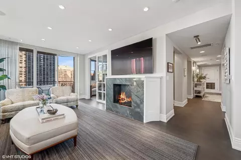 Living - 10 E Delaware St #17E, Chicago, IL 60611 photo 1 of 3