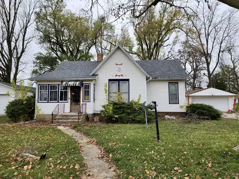 305 S Main St, Flanagan, IL 61740