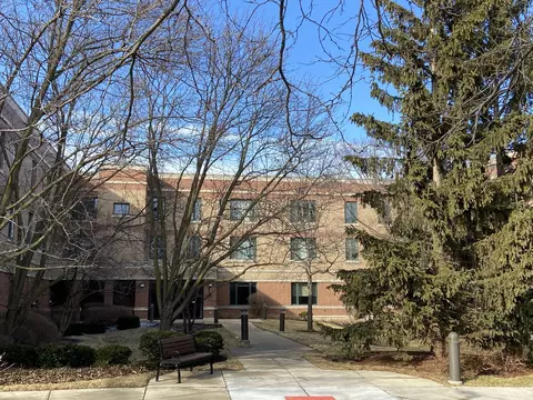 891 Central Ave #219, Highland Park, IL 60035