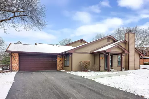 134 Indian Boundary Dr, Westmont, IL 60559