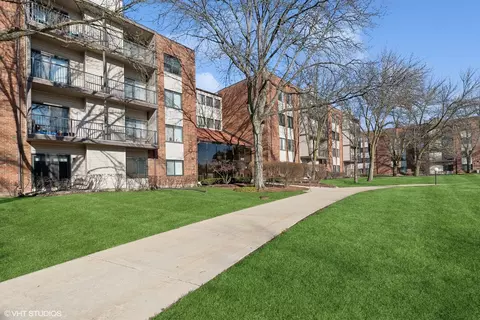 3050 Pheasant Creek Dr #107, Northbrook, IL 60062