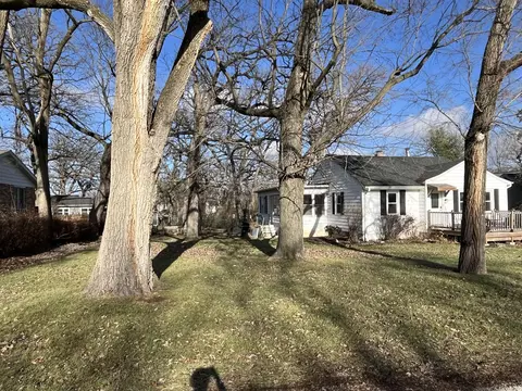 3216 Golfview Rd, Mchenry, IL 60050 photo 2