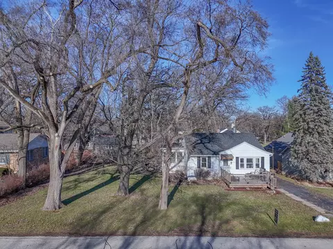3216 Golfview Rd, Mchenry, IL 60050