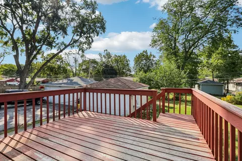 Exterior - 2405 Martin Ln, Rolling Meadows, IL 60008 photo 2 of 4