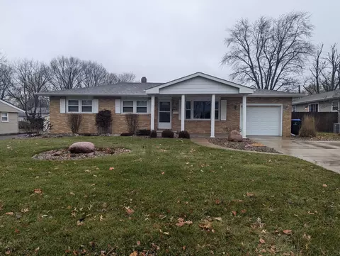 328 Rowe Dr, Bloomington, IL 61701