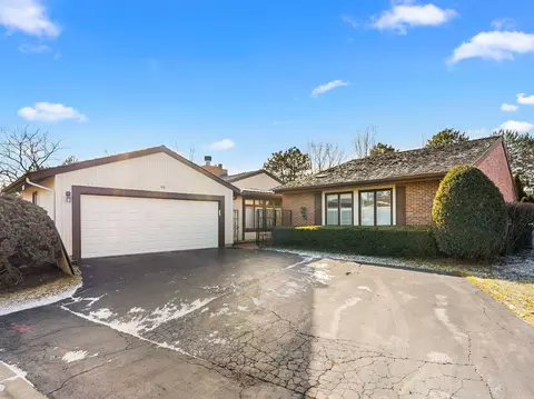 95 Briarwood Cir, Oak Brook, IL 60523
