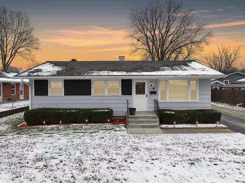 4 Livingston Ave, Carpentersville, IL 60110