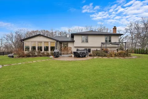 Exterior - 100 Cheviot Dr, Bartlett, IL 60103 photo 5 of 7