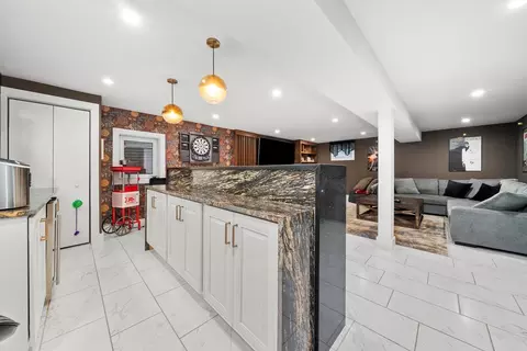 Kitchen - 100 Cheviot Dr, Bartlett, IL 60103 photo 8 of 9