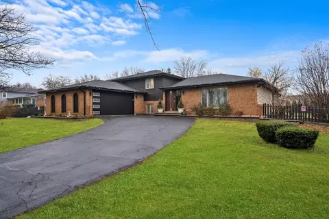 Exterior - 100 Cheviot Dr, Bartlett, IL 60103 photo 1 of 7