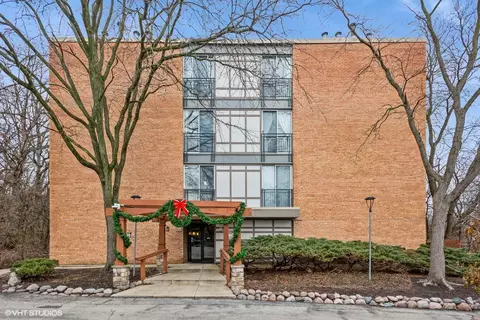 5830 Oakwood Dr #1E, Lisle, IL 60532